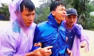 Người chồng đau đớn, tuyệt vọng khi vợ sắp sinh bị lũ cuốn mất tích. (Ảnh Vietnamnet)