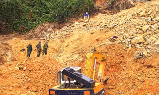Nối lại hoạt động tìm kiếm nạn nhân mất tích tại Rào Trăng 3 ngay sau bão số 9.