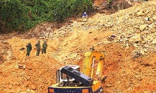 Nối lại hoạt động tìm kiếm nạn nhân mất tích tại Rào Trăng 3 ngay sau bão số 9.