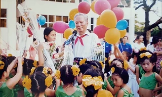 Đại tướng Lê Đức Anh chụp ảnh lưu niệm với thiếu nhi TT-Huế vào năm 2000 (ảnh tư liệu)