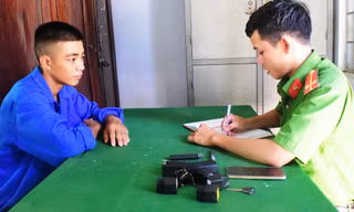 Tên trộm hung hãn Nguyễn Văn Hiển tại cơ quan công an.