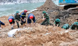 Mưa lớn tái diễn tại TT-Huế, lực lượng cứu hộ tại Rào Trăng 3 được yêu cầu rút về thủy điện Rào Trăng 4. Nếu thời tiết xấu, lực lượng này cũng sẽ tiếp tục rút lui phía sau.