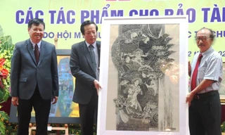 Ông Phan Tiến Dũng (giữa), Giám dốc Sở VH-TT tỉnh TT-Huế, tiếp nhận tác phẩm mỹ thuật có giá trị từ Hội Mỹ thuật Việt Nam