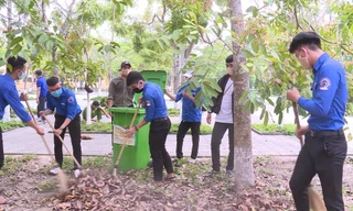 Lực lượng ĐVTN, bộ đội, dân quân tích cực tham gia hỗ trợ công tác chuẩn bị trưng dụng Trường THPT Hương Trà làm khu cách ly tập trung.