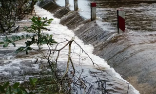 Đường Tỉnh nối các huyện Phong Điền, Quảng Điền (TT-Huế) vẫn còn ngập lụt, chia cắt