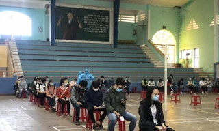 Sinh viên Đại học Huế chờ xét nghiệm PCR tại khoa Giáo dục Thể chất - Đại học Huế.