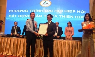 Ông Phan THiên Định (bìa trái) - Phó Chủ tịch UBND tỉnh TT-Huế, trao quyết định thành lập Hiệp hội Bất động sản tỉnh