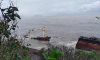 Con tàu biển dạt bờ bí ẩn tại TT-Huế đã bị sóng lớn đánh gãy làm đôi.