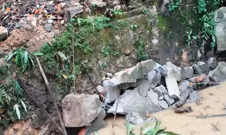 Bức tường bao bảo vệ nhà dân sập đổ, vỡ nát do đào mương sâu ngay cạnh bên