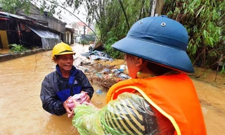 Dầm mình giữa mưa lũ cứu trợ cho dân bị ngập lụt dài ngày có nguy cơ thiếu đói tại phường Xuân Phú, TP Huế