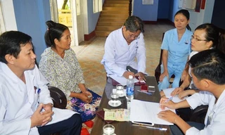 Nữ hộ lý Mai (người mang áo xanh nhạt bên phải) nhiều lần không tham của rơi