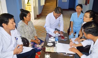 Nữ hộ lý Mai (người mang áo xanh nhạt bên phải) nhiều lần không tham của rơi