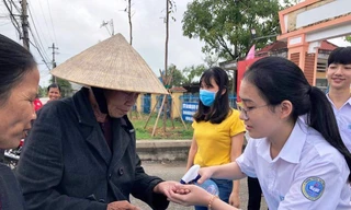 Học trò 'trường huyện' sản xuất nước sát khuẩn phát miễn phí cho dân