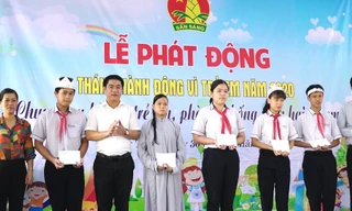 Trao học bổng hỗ trợ học sinh nghèo vượt khó học tốt tại lễ phát động Tháng hành động vì trẻ em năm 2002 tại TT-Huế.