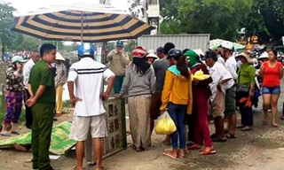 Thi thể nạn nhân T. được người dân vớt từ sông An Cựu lên bờ. Ảnh: A.Fong