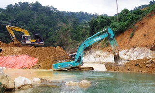 Lực lượng quân đội, công an, dân sự rất nỗ lực ngăn dòng Rào Trăng để phục vụ tìm kiếm, cứu nạn nhưng vẫn chưa hoàn tất công tác này trong ngày 21/11 vì mưa lớn.