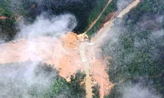 Hiện trường rộng lớn, đường sá bị sạt lở nguy hiểm khiến công tác tìm kiếm cứu hộ cứu nạn gặp khó khăn.