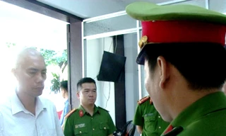 Đọc lệnh bắt tạm giam ông Trần Quốc Đạt.