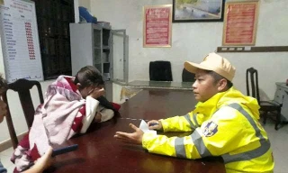 Nạn nhân L.T.T được ứng cứu, đưa lên bờ an toàn.