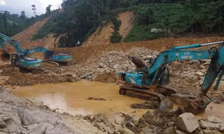 Công trường tìm kiếm nạn nhân mất tích dưới lòng sông Rào Trăng.