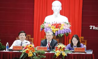 Lê Trường Lưu (giữa) có phiếu tín nhiệm cao nhất, với 52/52 phiếu tín nhiệm cao