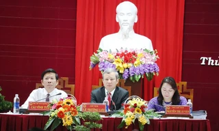 Lê Trường Lưu (giữa) có phiếu tín nhiệm cao nhất, với 52/52 phiếu tín nhiệm cao