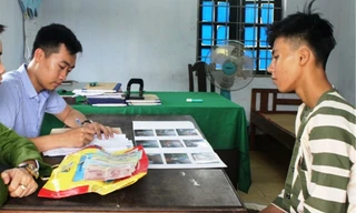 Đối tượng Trần Rin cùng tang vật vụ án tại cơ quan công an