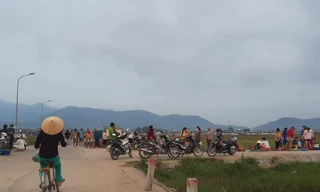 Chợ cá tự phát Lê Thái Thiện tập trung đông người vào sáng 4/4.