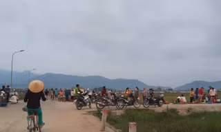 Chợ cá tự phát Lê Thái Thiện tập trung đông người vào sáng 4/4.