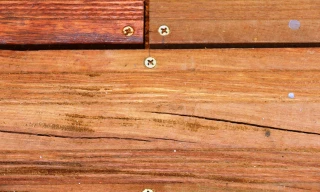 Gỗ lim làm cầu đi bộ ven sông Hương tại Huế bị nứt sau khi đã lắp lát mặt sàn