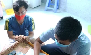 Đối tượng Châu Bảo Thành (bìa trái) tại cơ quan công an.