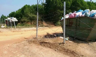 Hàng rào cao tốc 11 nghìn tỷ qua Thừa Thiên Huế bị phá toang để mở đường đi cắt ngang, gây mất an toàn giao thông.