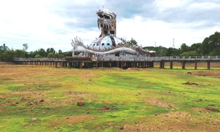 Công viên nước 'kinh dị' không còn nước