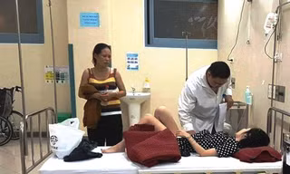 Bệnh nhân nhập viện cấp cứu điều trị sau khi dự một tiệc cưới (ảnh danviet.vn)
