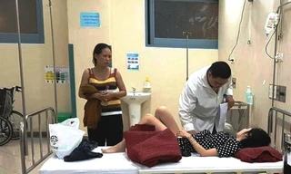 Bệnh nhân nhập viện cấp cứu điều trị sau khi dự một tiệc cưới (ảnh danviet.vn)