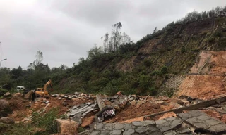 Đoạn đường ven núi dẫn vào khu du lịch Laguna bị vùi lấp hoàn toàn.