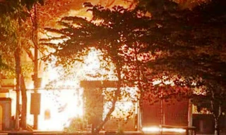 Xưởng gỗ bốc cháy ngùn ngụt trong đêm. Ảnh: Dương Đại