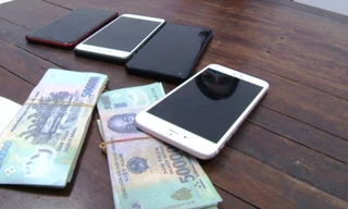 Tang vật chơi lô đề của hai "quý bà" tại Huế.