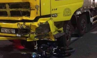 Chiếc xe gắn máy hỏng nát, lọt gầm sau cú va chạm với ô tô tải