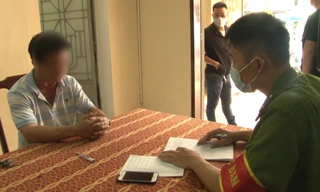 Công an làm việc với người đàn ông đi vệ sinh "bậy" trong công viên ở Huế.