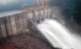 Thủy điện Thượng Nhật đã chấp hành mở 5 cửa van xả nước phòng lũ thời điểm bão số 13 sắp đổ bộ.