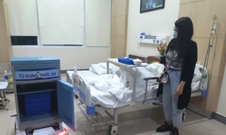 Robot tự chế của Bệnh viện Trung ương Huế mang thức ăn tận phòng bệnh phục vụ bệnh nhân bị cách ly do nghi nhiễm Covid-2019