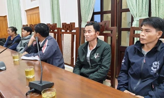 Người nhà nạn nhân sạt lở tại Rào Trăng 3 mong sớm tìm được người thân mất tích, đưa về với gia đình.