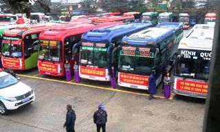 Các phương tiện vận tải hành khách chờ lệnh xuất phát phục vụ hành khách Tết Kỷ Hợi