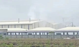 Nhà máy men Frit Phú Sơn (huyện Phú Vang, TT-Huế) xả khói thải dày đặc, mù mịt ra môi trường, nhà giàn bị che kín bởi khói thải đậm đặc