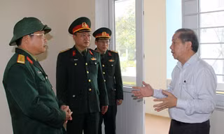 Chủ tịch UBND tỉnh Thừa Thiên Huế Phan Ngọc Thọ đích thân đi "tiền trạm" và kiểm tra công tác chuẩn bị khu cách ly tập trung tại Trường Cao đẳng nghề số 23 - Bộ Quốc phòng.