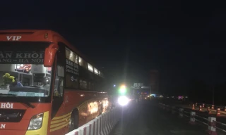 Xe cộ bị kẹt lại trên QL1 phía bắc hầm đường bộ Hải Vân (Thừa Thiên Huế) kéo dài hơn 20 giờ qua, do mưa bão nguy hiểm.