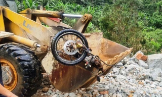 Xác xe gắn máy vừa được phát hiện tại hiện trường tìm kiếm là khu vực bãi bồi trên sông Rào Trăng.