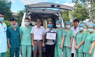 Người nhà bệnh nhân 438 tiếp nhận món quà đặc biệt từ Bệnh viện T.Ư Huế.