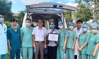 Người nhà bệnh nhân 438 tiếp nhận món quà đặc biệt từ Bệnh viện T.Ư Huế.
